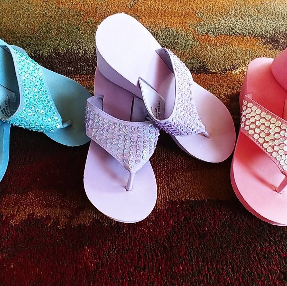 Women's size 7/8 cute flip flops